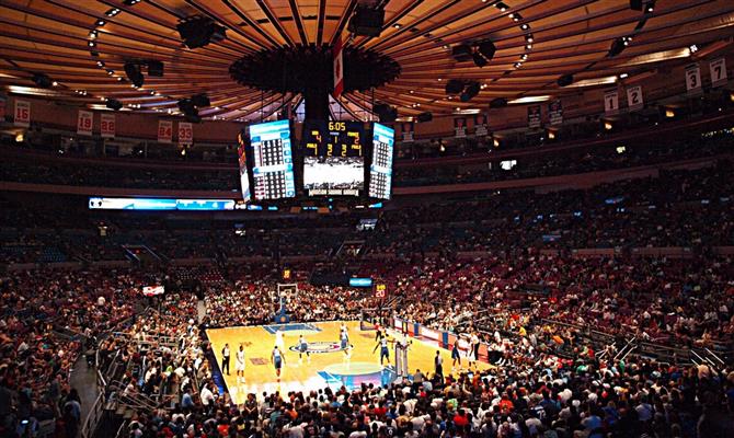 Madison Square Garden lotado para jogo de basquete