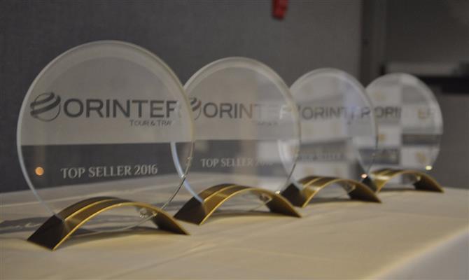 Os troféus entregues aos melhores agentes da Orinter em 2016