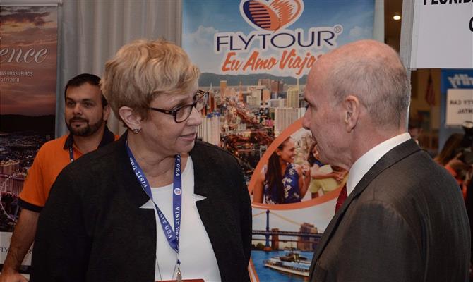 Bárbara Picolo, da Flytour Viagens, conversa com o embaixador norte-americano, Michael McKinley