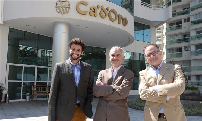 Henrique Campolina, Guillaume de Marcillac e Francis Louis Passerini, da Fastbooking, em frente ao hotel Ca’d’Oro, em São Paulo, que integra market place da Accor
