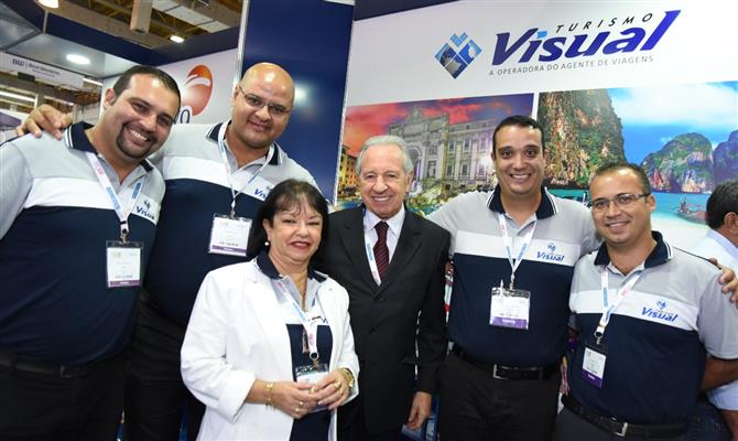 Ao centro, o presidente da Visual Turismo, Afonso Louro, com seus comandados Leandro Pinto, Denis Espinoza, Gilca Scoralick, Eduardo Barbosa e Thiago Benatti