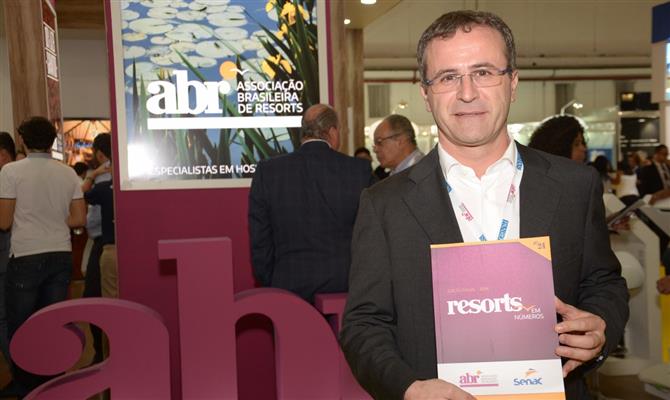 O diretor do La Torre Resort e o da ABR Resorts, Luigi Rotunno, exibe a nova publicação Resorts em Números