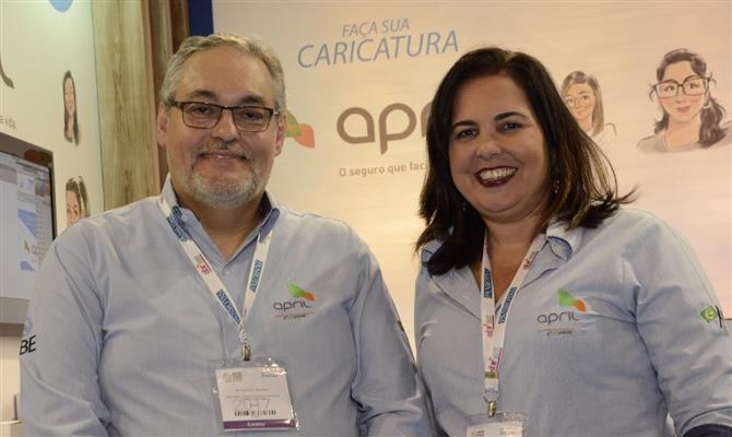 Agnaldo Abrahão, diretor comercial, e Claudia Brito, gerente comercial da April