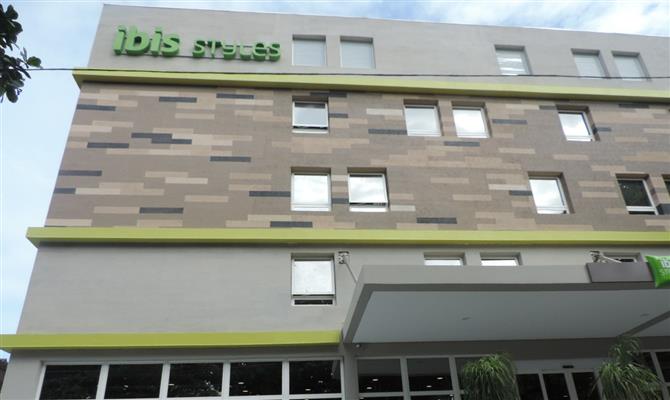A fachada do novo hotel Ibis Styles, no Guarujá