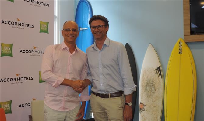 Ricardo Roman, proprietário do hotel, com Franck Pruvost, VP de Operações das marcas Ibis na América do Sul