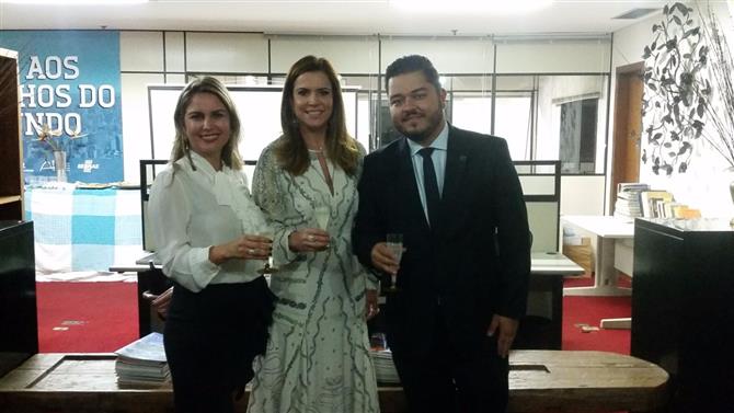 A ex-presidente Patrícia Coutinho, ao centro Érica e o vice-presidente Jair de Aguiar Neto