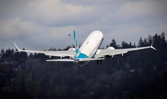 Boeing será investigada por não garantir que o B737 Max 9 esteja de acordo com padrões de segurança da FAA