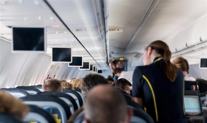 Vídeo de passageiro da United sendo retirado forçadamente de voo viralizou na internet