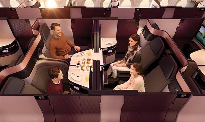 Configurações de cabine como as da QSuite, da Qatar, favorecem a interação dos passageiros