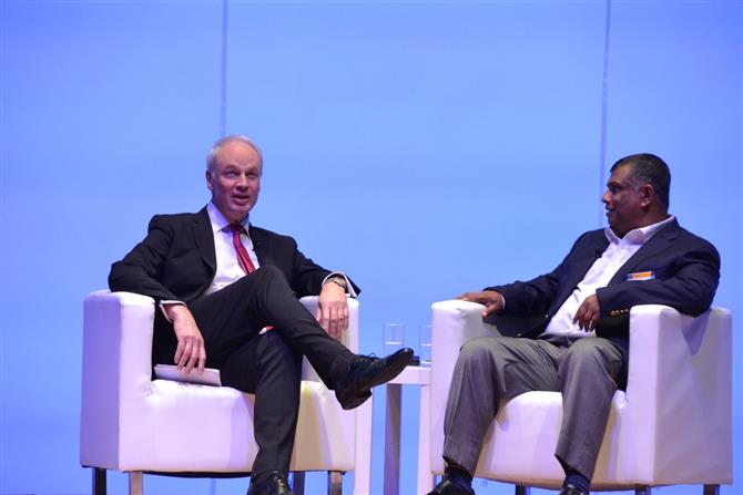 David Scowsill entrevistou o CEO da Air Asia, Tony Fernandes
