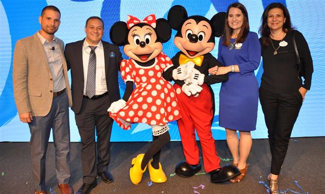 Angel Sarria, Luiz Araujo, Gabriela Delai e Flávia Light, da Disney, com Minnie e Mickey Mouse