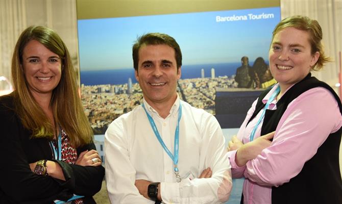 Joan Romero, da Agência Cataluna de Turismo, entre Núria Muñoz, da Barcelona Turisme, e Jana Santamaria, do El Palauet