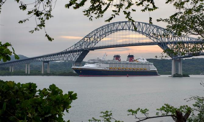 Disney Wonder passa sob a Ponte das Américas, no Panamá