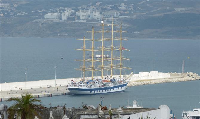 O maior veleiro do mundo, com suas velas recolhidas, na escala em Tanger, no Marrocos