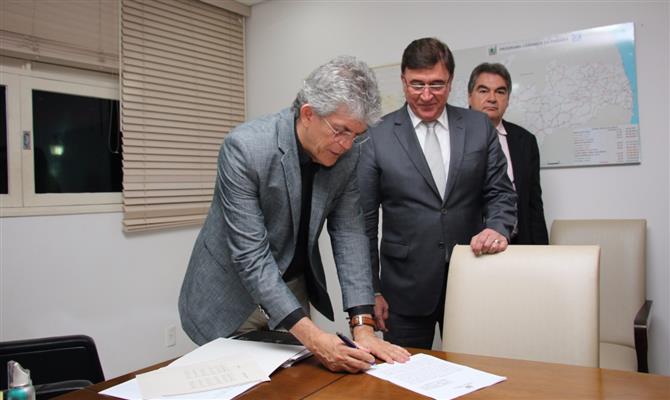 O governador, Ricardo Coutinho, assinou ontem o acordo que aumentará as frequências em 79%