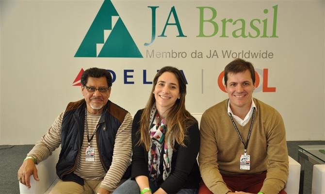 O presidente do diretório da Junior Achievement nas Américas, Jose Brousset, a diretora superintendente da Junior Achievement no Brasil, Bety Tichauer, e o diretor da Delta para o Brasil, Luciano Macagno