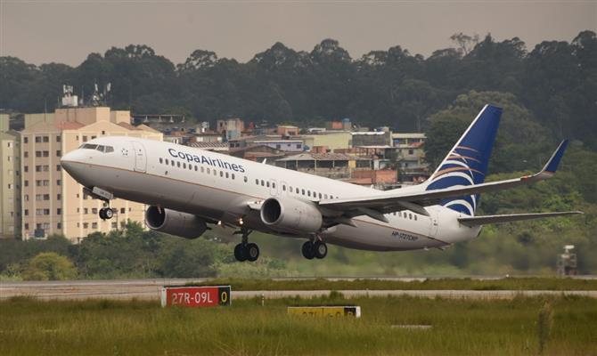Boeing da Copa decola em Guarulhos (SP)