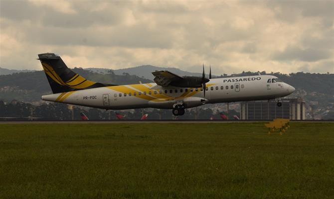ATR 72 da Passaredo voa no aeroporto de Guarulhos