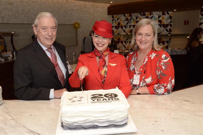 Teve até bolo: Ian Gillespie, da Avianca e Star Alliance, Marcia Colares, da Star Alliance, e Annete Taeuber, da Lufthansa, celebram os 20 anos da aliança