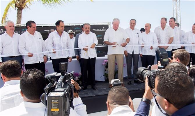 O presidente da República Dominicana, Danilo Medina (de óculos) corta a faixa e abre oficialmente o resort