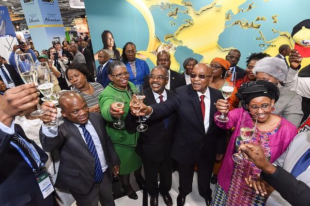 O comandante da pasta de Desenvolvimento e Turismo de Kwazulu Natal, Sihle Zikalala, a prefeita de Durban, Zandile Gumede, o premiê de Kwazulu Natal, TW Mchunu, o presidente da África do Sul, Jacob Zuma, e a ministra de Turismo do país, Thokozile Xasa