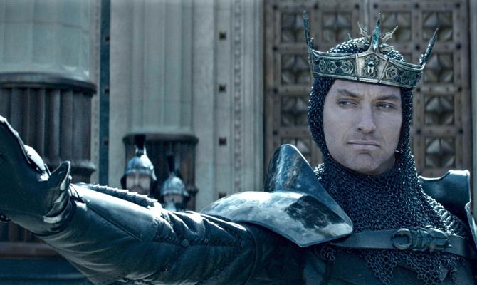O ator Jude Law em cena como o Rei Arthur no novo filme