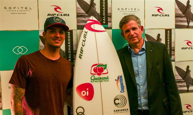 O surfista Gabriel Medina com o gerente geral do Sofitel Jequitimar, João Carlos Pollak