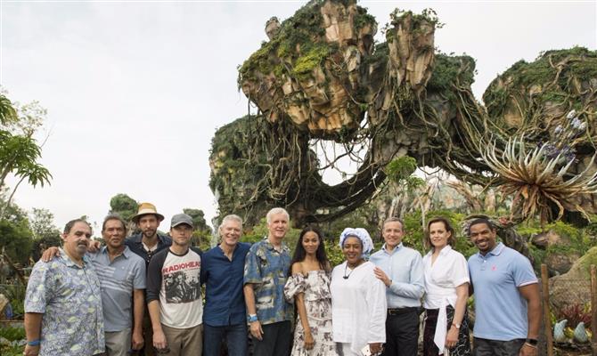 Bog Iger e James Cameron, com o elenco do filme, incluindo Sigourney Weaver e Zoe Saldana e o produtor Jon Landau, em frente às montanhas flutuantes, ícones de Pandora