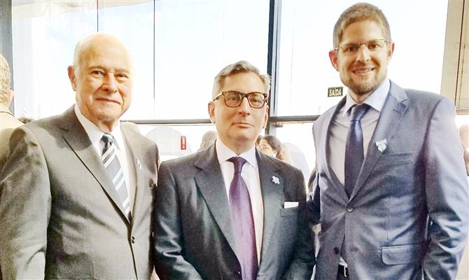 Guillermo Alcorta, presidente da PANROTAS, Luis Castillo, cônsul geral da Argentina em São Paulo, e Gonzalo Romero, gerente geral da Aerolíneas Argentinas no Brasil