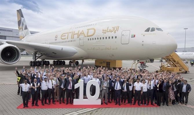 Equipe da Etihad e da Airbus comemoram a entrega