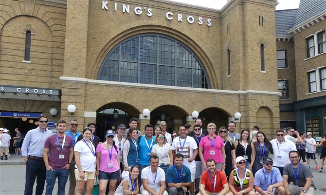 Brasileiros, colombianos, argentinos e latinos de outros países em frente à estação do trem que liga Hogwarts a Diagon Alley, ou o Islands of Adventure ao Universal Studios