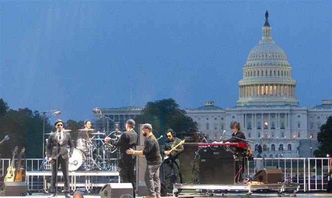 Com o Capitólio ao fundo, o cantor Aloe Blacc fez sua apresentação no National Mall