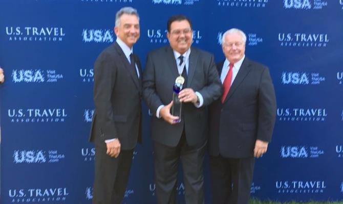 Jay Santos, VP de Desenvolvimento de Novos Negócios Internacionais do Grupo Trend, recebeu o prêmio pela empresa
