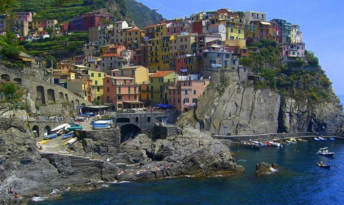 A região de Cinque Terre, na Itália, é um dos destinos que têm recebido excesso de turistas
