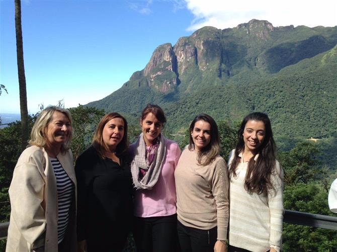 As representantes de Mônaco no evento, com o cenário de Morretes ao fundo: Corinne Kiabski e Laurence Aquilina, do do Escritório de Turismo de Mônaco, e Gisele Abrahão, Mara  Pessoa e Cléo Calil, da GVA