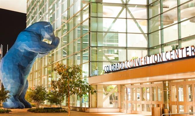 O curioso Blue Bear, bisbilhotando pelo vidro, é o mascote do centro de convenções de Denver