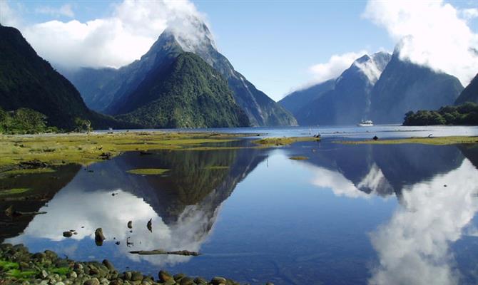 Reflexo das montanhas no fiorde neozelandês pode ser visto nas águas marinhas