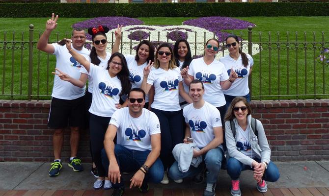 Agentes de viagens e representantes da MMTGapnet e Visit California na Disneyland