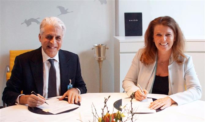Michel Taride, da Hertz, com Heike Birlenbach, da Lufthansa, selam o acordo