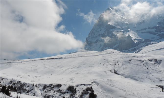 Os trilhos cortam a neve dos Alpes Suíços