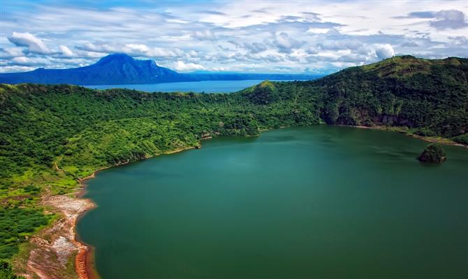Lago situado dentro de cratera, nas Filipinas