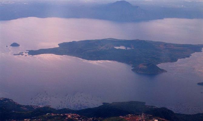 O lago Taal e a ilha da Cratera, com o pequeno lago da Cratera no meio