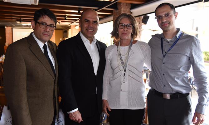 Luiz Teixeira (Delta Air Lines), Nelson Oliveira, Silvana Magaldi (ambos da CWT) e Marcos Santanna (Consulado dos Estados Unidos)