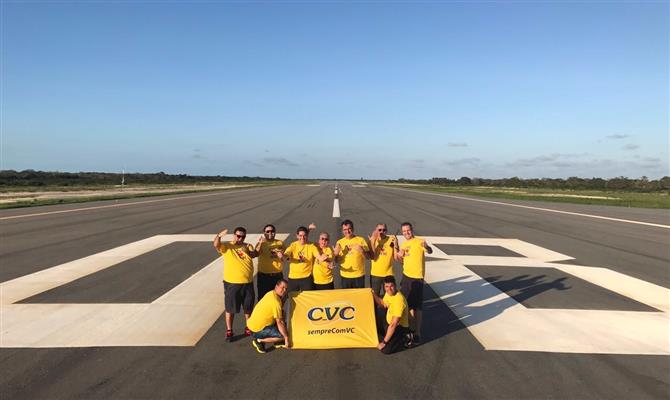 O diretor geral de Produtos Nacionais da CVC, Claiton Armelin, posa junto à equipe no Aeroporto de Jericoacoara (CE)