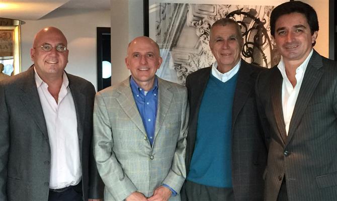 Marcelo Leone, Aldo Leone e Filippo Costa, da Agaxtur, com o sócio Carlos Nuñez, novo responsável pelos planos de expansão da empresa na Argentina