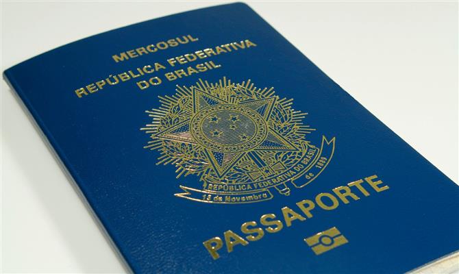 Antigo passaporte com o brasão da República. Menção ao Mercosul deverá ser retirada