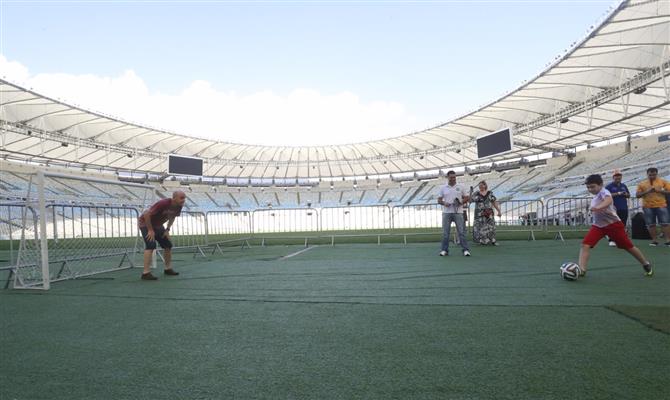 No Tour Maracanã, visitantes podem arriscar um chute ao gol improvisado 