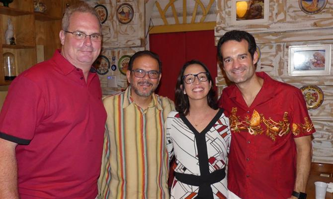 Gustavo Luck, da Luck Receptivos, sócio de Hayrton Almeida e Edna Moura, da Atalaia, e Antonoaldo Neves, da Azul