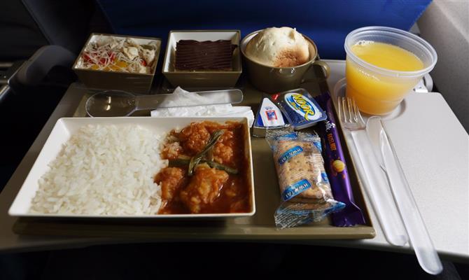 Comida de avião sem sabor? A culpa pode não ser dos alimentos 