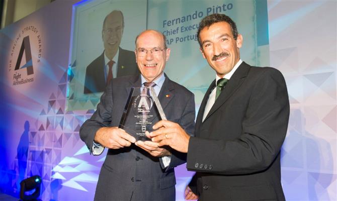 Fernando Pinto, presidente executivo da TAP, recebe premiação das mãos de Bruno Castola, da CFM International